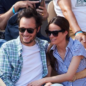 Le chanteur Vianney et sa femme Catherine Robert en tribunes lors des Internationaux de France de tennis de Roland Garros 2023, à Paris, France, le 9 juin 2023. © Jacovides-Moreau/Bestimage