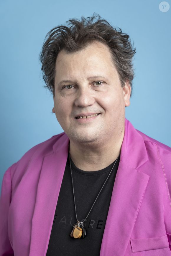 Sacha Goeller (Début de Soirée) - Backstage de l'émission "Tout le monde chante contre le cancer" au Palais des Congrès à Paris, diffusée le 23 décembre 2024sur W9. 
L'association "Tout le monde contre le cancer" a le plaisir de vous inviter à son Gala de Noël annuel "Les Stars Relèvent Le Défi" le 6 décembre 2024 au Palais des Congrès !

Photo : Gorassini-Moreau/Bestimage
