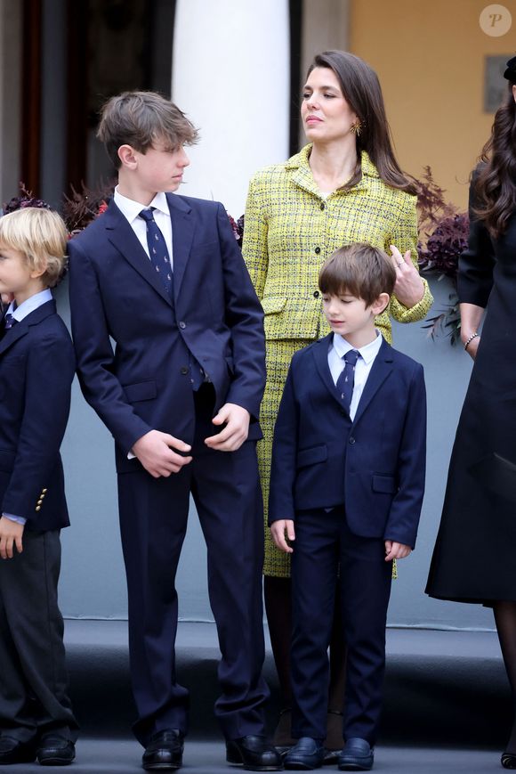 Charlotte Casiraghi et ses enfants Raphaël Elmaleh,  Balthazar Rassam - La famille princière monégasque dans la cour d'honneur du palais lors de la la fête nationale à Monaco le 19 novembre 2025. © Dominique Jacovides - Bruno Bebert / Bestimage