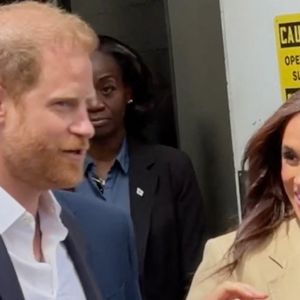 Le prince Harry, duc de Sussex et Meghan Markle, duchesse de Sussex, quittent leur hôtel par une porte dérobée à New York, le 23 avril 2025. Photo par Backgrid USA / Bestimage