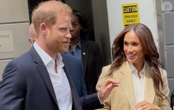Le prince Harry, duc de Sussex et Meghan Markle, duchesse de Sussex, quittent leur hôtel par une porte dérobée à New York, le 23 avril 2025. Photo par Backgrid USA / Bestimage