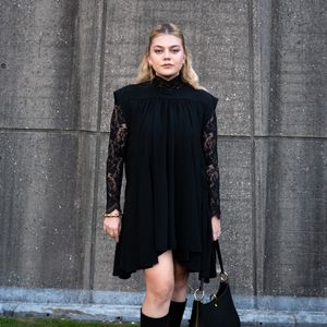 La chanteuse Louane (Louane Emera) au photocall du défilé Rabanne Mode Collection Prêt-à-Porter Automne/Hiver 2025-2026 lors de la Fashion Week de Paris (PFW) au siège de l'Unesco, à Paris, France, le 6 mars 2025. © Backgrid USA/Bestimage