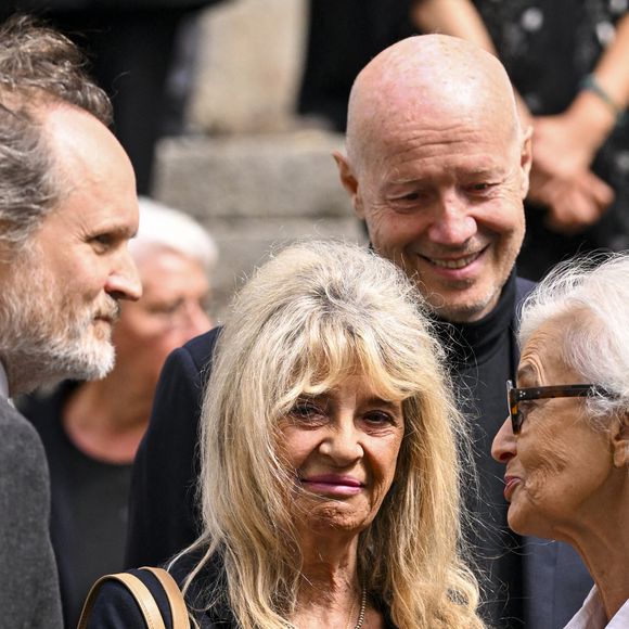 Il n’hésitait pas à ouvrir la scène du Gymnase à de jeunes talents, offrant aux étudiants la chance de fouler les planches d’un lieu chargé d’histoire.

Jean-Marc Dumontet, Daniel Russo et sa femme Lucie avec la veuve - Obsèques de Jacques Bertin en l'église Saint-Roch à Paris le 28 juillet 2025. © Pierre Perusseau/Bestimage