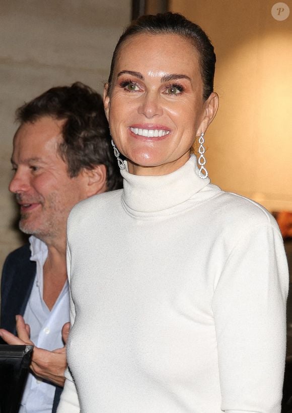 Laeticia Hallyday a été aperçue continuant ses nuits glamour au Costes, embrassant la vie nocturne parisienne à Paris, France, le 30 septembre 2024. La célèbre personnalité rayonnait d'élégance alors qu'elle se mêlait à ses amis et aux autres invités. Photo by Aissaoui Nacer/Splash News/ABACAPRESS.COM