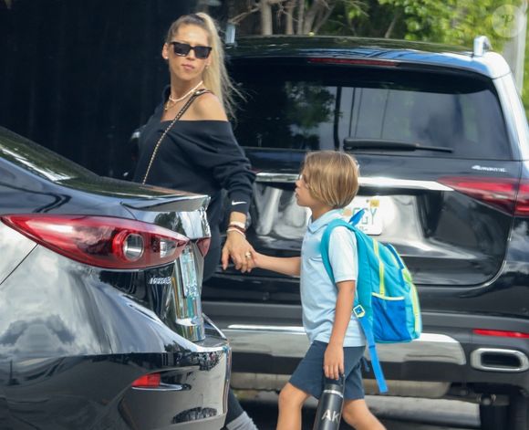 La joueuse de tennis Anna Kournikova a été aperçue à Miami, le ventre déjà légèrement arrondi, en compagnie de son fils Nicholas. @ Backgrid USA / Bestimage