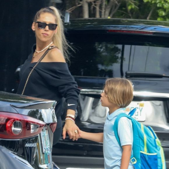 La joueuse de tennis Anna Kournikova a été aperçue à Miami, le ventre déjà légèrement arrondi, en compagnie de son fils Nicholas. @ Backgrid USA / Bestimage