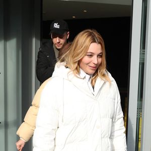 Avant chaque concert, la chanteuse de 32 ans a révélé qu'elle avait toutes sortes d'habitudes et de manies qu'elle ne pouvait pas s'empêcher de faire. 

Exclusif - Santa (Samanta Cotta) à la sortie des studios de RTL à Neuilly-sur-Seine, France, le 10 janvier 2025. © Bestimage