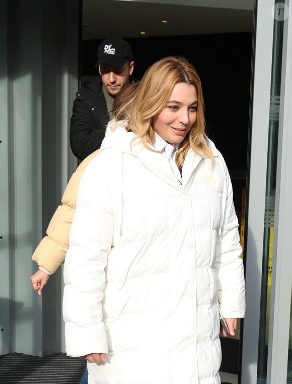 Avant chaque concert, la chanteuse de 32 ans a révélé qu'elle avait toutes sortes d'habitudes et de manies qu'elle ne pouvait pas s'empêcher de faire. 

Exclusif - Santa (Samanta Cotta) à la sortie des studios de RTL à Neuilly-sur-Seine, France, le 10 janvier 2025. © Bestimage