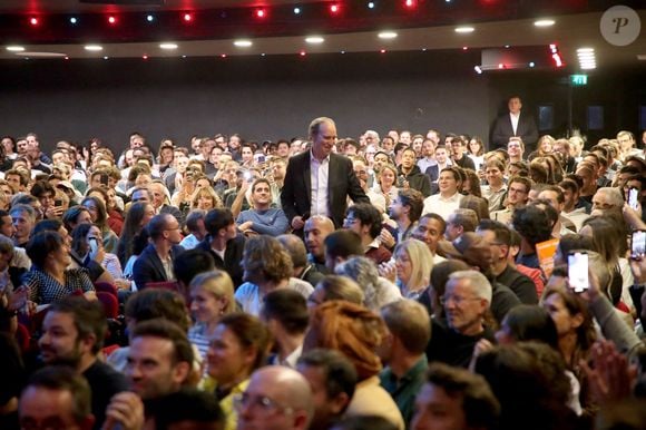 Exclusif - Xavier Niel arrive tel une « Star » par le fond de la salle pour faire son show à l'Olympia : « Comment devenir milliardaire…. ». Paris, France, le 18 Septembre 2024. Une masterclass à l'occasion de la sortie de son autobiographie
Autrement dit, il faut donc s'attendre à une conférence du créateur de Free où il devrait livrer quelques secrets sur son brillant parcours d'entrepreneur. Un événement qui n'est pas le fruit du hasard, puisque celui qui est considéré comme l'un des «pères» de la French Tech s'apprête à sortir une autobiographie, réalisée au travers d'entretiens avec Jean-Louis Missika, qui n'est autre qu'un ancien vice-président de Free en plus d'avoir été l'adjoint de Bertrand Delanoë et d'Anne Hidalgo a la Mairie de Paris.
Le livre, baptisé «Entretiens XN», sera mis en vente dans les librairies le 25 septembre prochain au prix de 19,99 euros, mais il sera possible de l'acheter en avant-première dès le 18 septembre pour les participants à la conférence de Xavier Niel à l'Olympia. A noter que les prix pour y assister vont de 2 à 39,99 euros, un clin d'œil aux tarifs des forfaits mobiles et box de Free. Mais pas de présentation d'une nouvelle Freebox à l'horizon, comme pouvaient l'espérer certains fans de l'opérateur, mais une masterclass de l'entrepreneur le plus emblématique de la tech française.  

© Bertrand Rindoff / Bestimage