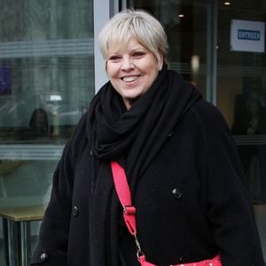 Cette affection se situe dangereusement près de nerfs cruciaux pour la voix et le visage.

Exclusif - Laurence Boccolini - Les célébrités à la sortie de l'émission de radio Les Grosses Têtes sur RTL à Neuilly-sur-Seine le 21 janvier 2026. © Jonathan Rebboah/PsnewZ/Bestimage