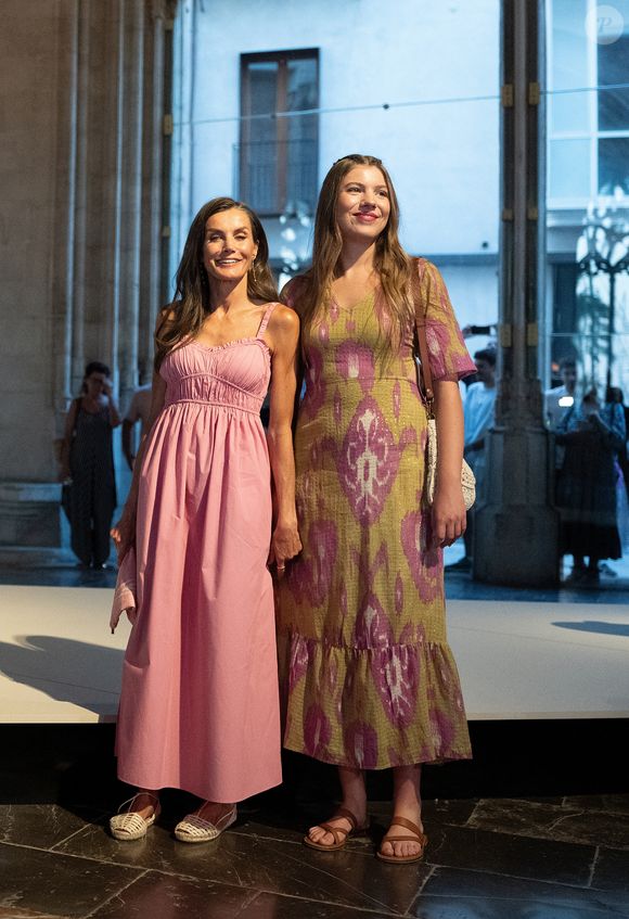 Le roi Felipe VI, la reine Letizia, la princesse héritière Leonor et la princesse Sofia visitent l'exposition "Paysage-Miro" de Joan Miro à La loge de Palma à Majorque, le 5 août 2025. LALO YASKY / BESTIMAGE