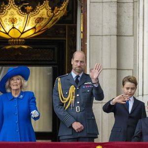 Le roi Charles III d'Angleterre et Camilla Parker Bowles, reine consort d'Angleterre, Le prince William, prince de Galles, Le prince George de Galles, Le prince Louis de Galles, La princesse Charlotte de Galles, Catherine (Kate) Middleton, princesse de Galles -