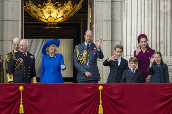 Le roi Charles III d'Angleterre et Camilla Parker Bowles, reine consort d'Angleterre, Le prince William, prince de Galles, Le prince George de Galles, Le prince Louis de Galles, La princesse Charlotte de Galles, Catherine (Kate) Middleton, princesse de Galles -