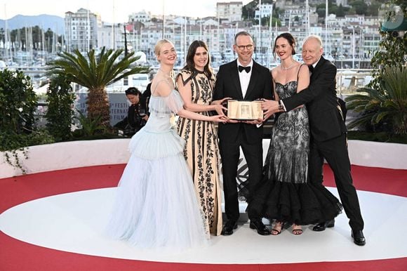Le réalisateur et scénariste norvégien Joachim Trier (C) pose avec (de G) l'actrice américaine Elle Fanning, l'actrice norvégienne Inga Ibsdotter Lilleaas, l'actrice norvégienne Renate Reinsve et l'acteur suédois Stellan Skarsgard lors d'un photocall après avoir remporté le Grand Prix pour le film "Affeksjonsverdi" (Valeur sentimentale) lors de la cérémonie de clôture de la 78ème édition du Festival de Cannes à Cannes, France, le 24 mai 2025. Photo de David Niviere/ABACAPRESS.COM
