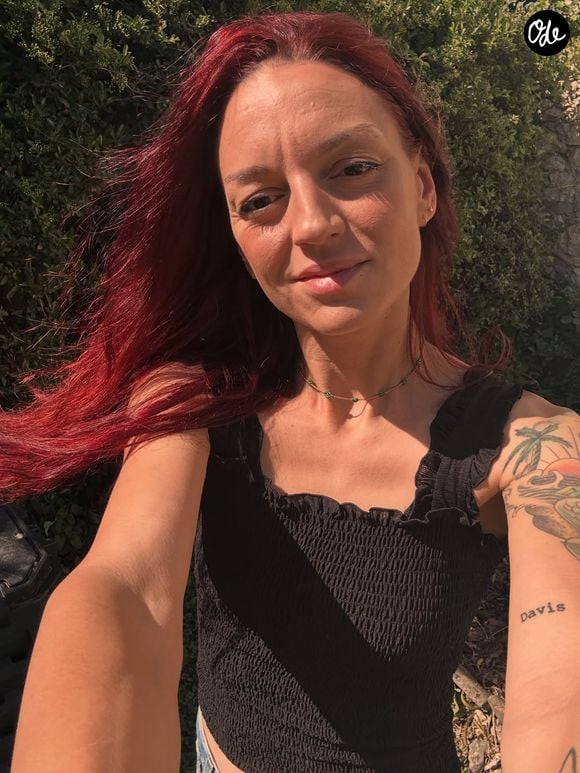 "10 ans que je suis dans le milieu, 10 ans que j’aide les ‘collègues’ humoristes quand ils ont besoin d’aide pour leur contrat, visibilité, conseils, soutien, idée. Je sais bien qu’on ne peut pas aider tout le monde mais j’avais quand même envie de le relever" 

Laura Calu