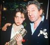 ... et sa fille Charlotte qui n'avait pas encore 20 ans.

Charlotte Gainsbourg, César du meilleur espoir féminin pour le film "L'effrontée", avec son père Serge Gainsbourg lors de la cérémonie des César en 1986. © RINDOFF-PATERSON / BESTIMAGE