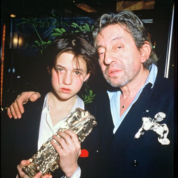 ... et sa fille Charlotte qui n'avait pas encore 20 ans.

Charlotte Gainsbourg, César du meilleur espoir féminin pour le film "L'effrontée", avec son père Serge Gainsbourg lors de la cérémonie des César en 1986. © RINDOFF-PATERSON / BESTIMAGE