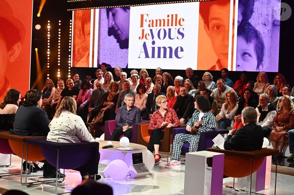 Exclusif - Roman Doduik et ses parents Véronique et Gérard Doduik lors de l'enregistrement de l'émission "Famille je vous aime" présentée par M. Drucker et qui sera diffusée le 13 juin 2025 sur France 3, aux Studios rive gauche à Paris, France, le 14 avril 2025. © Clovis-Gaffiot/Bestimage