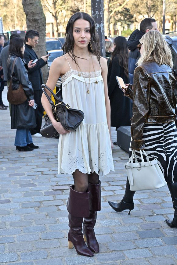 Les invités arrivent au défilé Chloé pendant la semaine de la mode à Paris, France, le 6 mars 2025. Photo by Julien Reynaud/APS-Medias/ABACAPRESS.COM