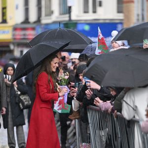 Le prince William, prince de Galles, et Catherine (Kate) Middleton, princesse de Galles, visitent le marché de Pontypridd, le 26 février 2025. 
Zuma Press/Bestimage