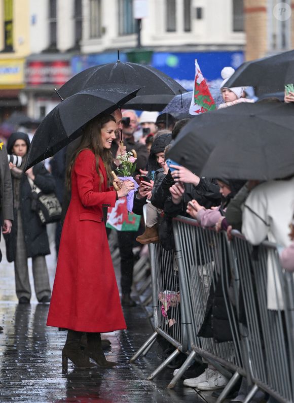 Le prince William, prince de Galles, et Catherine (Kate) Middleton, princesse de Galles, visitent le marché de Pontypridd, le 26 février 2025. 
Zuma Press/Bestimage