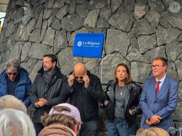Elle a notamment visité la loge de son père au Zénith de Cournon-d’Auvergne, un lieu où Johnny avait inauguré la salle en 2003.

Laura Smet et Pascal Obispo lors de l'inauguration de l’esplanade Johnny Hallyday au pied du Zénith d'Auvergne à Cournon-d'Auvergne, près de Clermont-Ferrand, France, le 14 octobre 2025. 

© Eternity/Bestimage