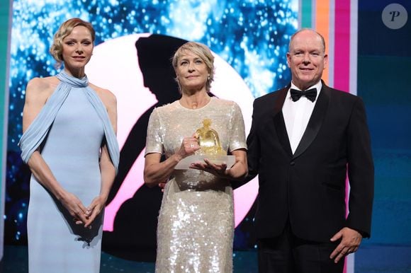 A qui ils ont remis la Nymphe de Cristal, en reconnaissance d'une carrière exceptionnelle et inspirante
La princesse Charlène de Monaco, Robin Wright (Nymphe de Cristal, en reconnaissance d'une carrière exceptionnelle et inspirante), Le prince Albert II de Monaco - Cérémonie de clôture de la 64ème édition du Festival de télévision de Monte-Carlo au Grimaldi forum à Monte-Carlo, Monaco le 17 juin 2025.

© Denis Guignebourg / Bestimage