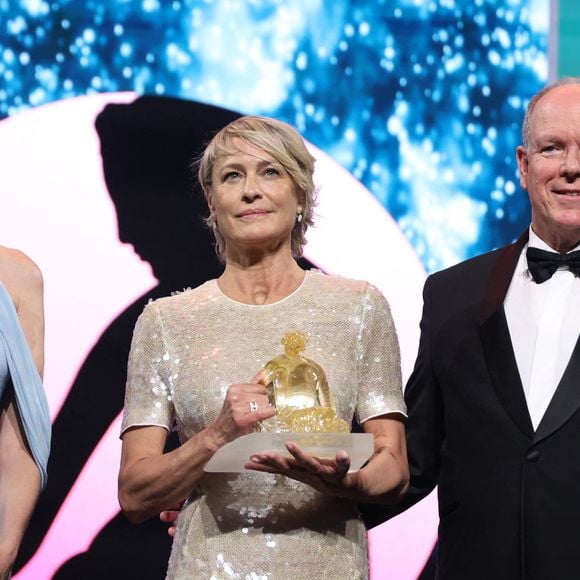 A qui ils ont remis la Nymphe de Cristal, en reconnaissance d'une carrière exceptionnelle et inspirante
La princesse Charlène de Monaco, Robin Wright (Nymphe de Cristal, en reconnaissance d'une carrière exceptionnelle et inspirante), Le prince Albert II de Monaco - Cérémonie de clôture de la 64ème édition du Festival de télévision de Monte-Carlo au Grimaldi forum à Monte-Carlo, Monaco le 17 juin 2025.

© Denis Guignebourg / Bestimage