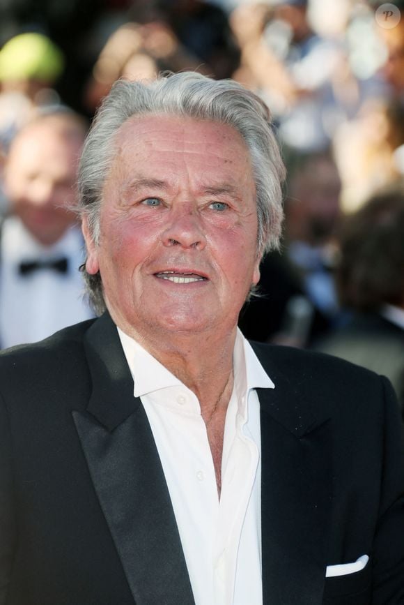 Ses obsèques se sont déroulées dans sa propriété de Douchy au sein du Loiret

Alain Delon le 4 mai 2013 à Cannes, France.
Crédit : Agence / Bestimage