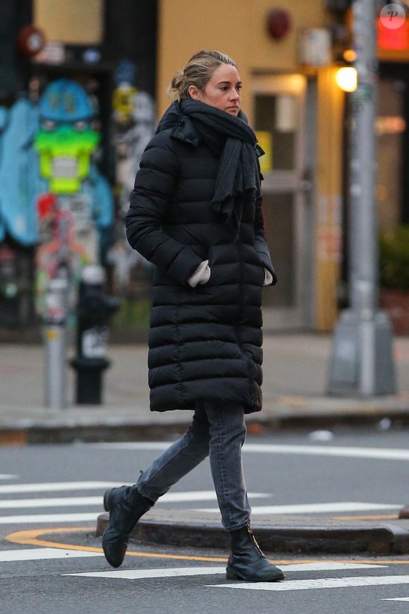 Exclusif - Shailene Woodley aperçue seule dans les rues de New York, le 7 avril 2022, un mois après avoir rompu ses fiançailles avec A.Rodgers. Depuis lors, l'actrice a été vue avec son ex-fiancé à plusieurs reprises, notamment au mariage d'un ami commun le 19 mars 2022. Backgrid USA / Bestimage
