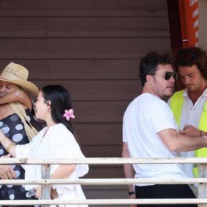 Exclusif - Laeticia Hallyday accompagnée de son compagnon Frédéric Suant et de sa fille Joy sont aller acceuillir Jade à l'aéroport de Saint-Barthélemy-Rémy-de-Haenen où tout le monde se retrouve pour le 50ème anniversaire de Laeticia, à Saint-Jean, Saint-Barthélémy, Antilles françaises, France, le 15 mars 2025. DOMINIQUE JACOVIDES / BESTIMAGE