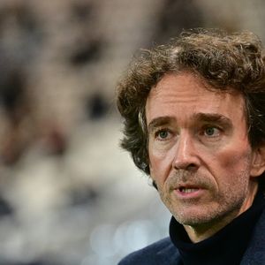 D’autres voix anonymes mettent en doute cette image lisse.
Selon eux, Antoine serait « le diviseur » et moins brillant que ses frères.

Antoine Arnault - Célébrités lors du match de Ligue 1 McDonald's entre le Paris FC contre Rennes (0-1) à Paris le 7 novembre 2025. © Christian Liewig/Bestimage