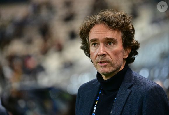 D’autres voix anonymes mettent en doute cette image lisse.
Selon eux, Antoine serait « le diviseur » et moins brillant que ses frères.

Antoine Arnault - Célébrités lors du match de Ligue 1 McDonald's entre le Paris FC contre Rennes (0-1) à Paris le 7 novembre 2025. © Christian Liewig/Bestimage