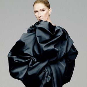 Céline Dion annonce dix nouveaux concerts à Paris La Défense Arena.
Dans un message vidéo émouvant sous les lumières scintillantes de l'emblématique Tour Eiffel, le jour même de son anniversaire, l'icône mondiale Céline Dion a annoncé en exclusivité son retour sur scène avec Céline Dion. © Robin Galiegue / Courtesy via Bestimage