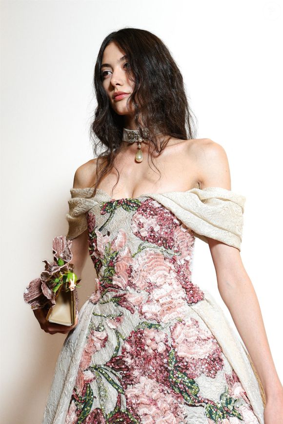 Coulisses du défilé Elie Saab "Collection Haute Couture Automne/Hiver 2025-2026" lors de la Fashion Week de Paris, le 9 juillet 2025 Backgrid USA / Bestimage



Pictured: Model