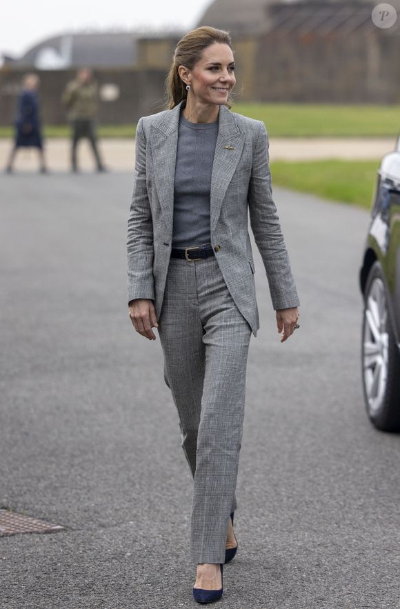 En effet, pour sa visite dans ce lieu emblématique, Kate Middleton avait misé un costume et des escarpins.

Kate Middleton visite la RAF Coningsby, dans le Lincolnshire, le 2 octobre 2025.

Photo : Julien Burton / Bestimage