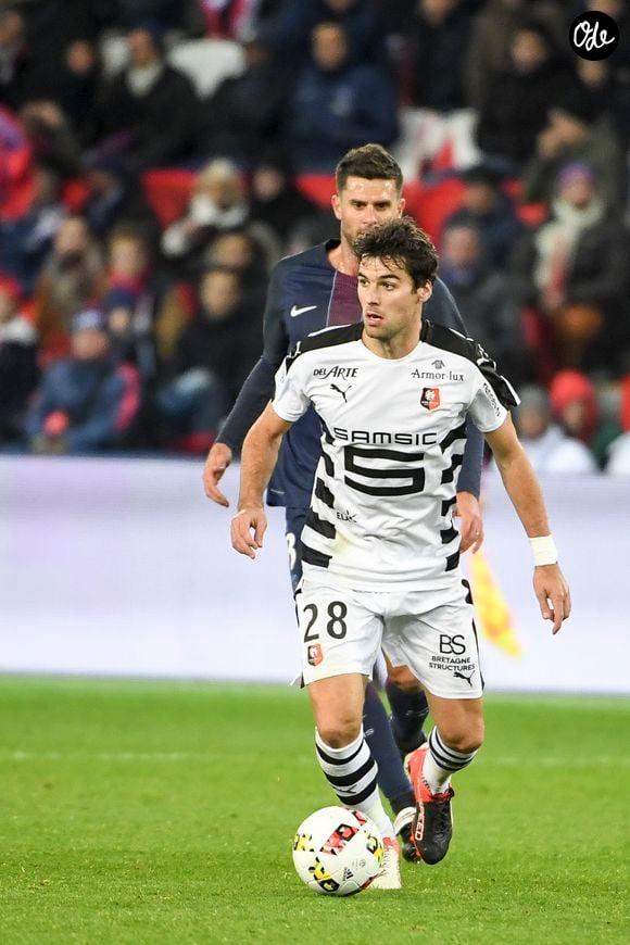 Yoann Gourcuff - Karine Ferri encourage son compagnon Yoann Gourcuff lors du match Psg-Rennes au Parc des Princes à Paris le 6 novembre 2016. © Pierre Perusseau/Bestimage