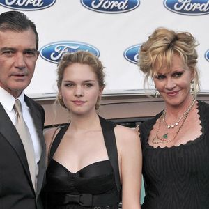 Antonio Banderas a partagé une photo avec Melanie Griffith et leur fille Stella à Los Angeles.
Antonio Banderas, Melanie Griffith et leur fille Stella - Gala Starlite à Marbella. Photo par Bestimage