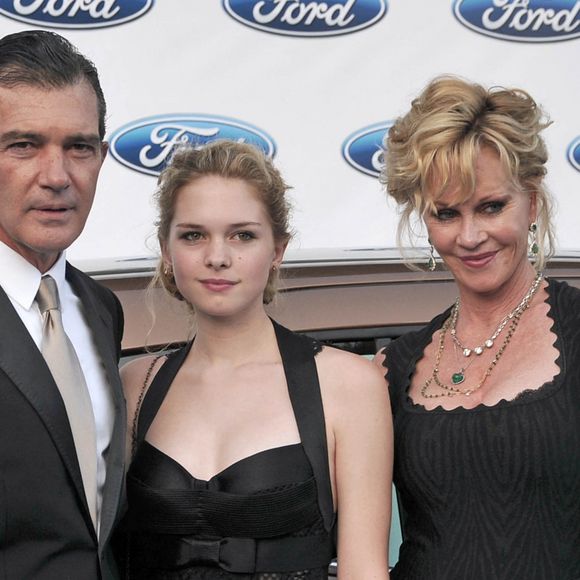 Antonio Banderas a partagé une photo avec Melanie Griffith et leur fille Stella à Los Angeles.

Antonio Banderas, Melanie Griffith et leur fille Stella - Gala Starlite à Marbella. Photo par Bestimage