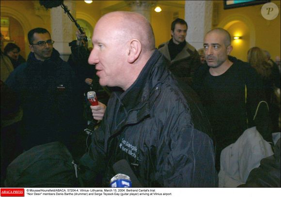 Vilnius- Lituanie, 15 mars 2004. Procès de Bertrand Cantat. Denis Barthe (batteur) et Serge Teyssot-Gay (guitariste), membres de Noir Desir, arrivent à l'aéroport de Vilnius. © Mousse/Hounsfield/ABACA