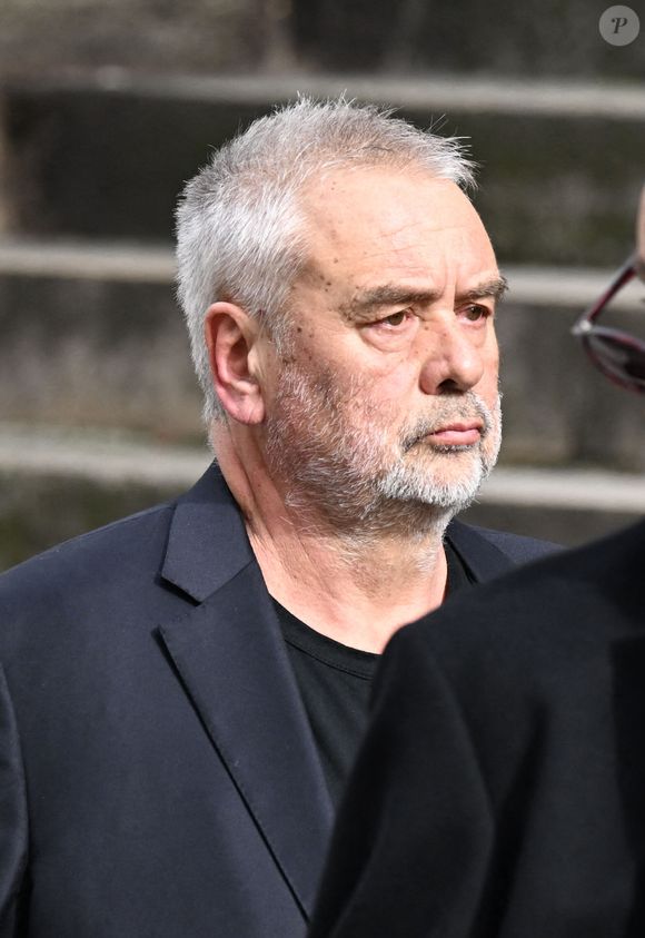 "Dans la propriété privée de Luc Besson, dans l'Orne".

Luc Besson  - Arrivées aux obsèques de Jean-Yves Le Fur en l'église Saint-Roch à Paris, le 6 avril 2024 © Agence / Bestimage