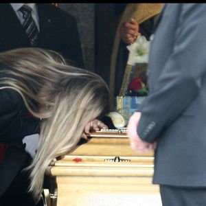 Valérie Bourdin aux obsèques de Filip Nikolic, ex-leader des 2Be3 en l'église russe de Sainte Geneviève des Bois. (JACOVIDES-MOREAU / BESTIMAGE) en 2009.