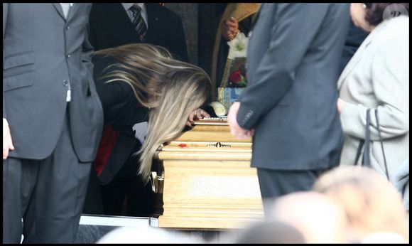 Valérie Bourdin aux obsèques de Filip Nikolic, ex-leader des 2Be3 en l'église russe de Sainte Geneviève des Bois. (JACOVIDES-MOREAU / BESTIMAGE) en 2009.