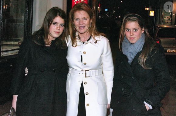 Sarah Ferguson, duchesse d'York, arrive au théâtre Aldwych, au centre de Londres, avec ses filles la princesse Eugénie et la princesse Béatrice pour voir le spectacle Dirty Dancing, Londres, Royaume-Uni, le 21 décembre 2006. © Chris Young/PA-Empics/ABACAPRESS.COM