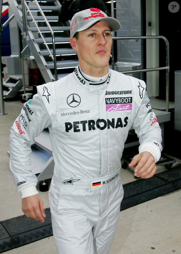 Le pilote allemand de Formule 1 Michael Schumacher de Mercedes GP lors d'essais sur le circuit de Jerez de la Frontera, Espagne, 11 février 2010. Photo par Felix Heyder/DPA/Cameleon/ABACAPRESS.COM