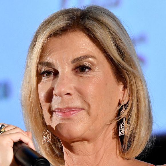 Michèle Laroque n'a pas totalement rayé Pierre Palmade de sa vie
Michèle Laroque durant la cérémonie de clôture et remise des prix de la 5eme édition du Nice Festival CinéRoman au cinéma Pathé Gare du Sud à Nice. C'est avec la remise des prix et les projections en avant première du film de Thomas Bidegain, Soudain Seuls, en présence de son équipe, Gilles Lellouche et Mélanie Thierry, et ainsi que Rosalie de Stéphanie Di Giusto, avec Nadia Tereszkiewicz et Benoît Magimel, que le Festival s'est achevé.  8 films tirés de roman ont été présentés en compétition et le Jury, présidé cette année par A.Lutz et composé de D.Thompson, S.Testud, N.Maury, S.Clément, M.Jampanoï et N.Arnezeder, a récompensé pour le Prix de la meilleure adaptation, V.Donzelli pour le film "L'amour et les forêts", d'après le roman d'E.Reinhardt, pour les Prix de l’interprétation féminin et masculin, il s'agira de M.Taquin, dans le long métrage La Petite de Guillaume Nicloux, d’après le livre Le Berceau de F.Chesnel, et de H.Jackman et son jeune partenaire Z.McGrath dans The Son de F.Zeller, la mention spéciale du jury va à L.Morante pour Le Colibri de F.Archibugi, le Prix du jury, récompensant une personnalité marquante ayant oeuvré à l'adaptation de romans au cinéma) est décerné à la productrice A.-D.Toussaint, deux Prix Coup de Coeur, l'un à B.Magimel et le second à G.Nakache pour sa prestation dans Je ne suis pas un héros de R.Milstein, et présenté en avant première au Festival. Le Prix Romain Gary a été remis par C.Estrosi, le maire de Nice, à M.Laroque, la locale du Festival puisqu'elle est née à Nice. Le Prix Nouvelle Génération, une nouveauté cette année, décerné par un jury de 50 étudiants est alllé à The Son de F.Zeller. © Bruno Bebert/Pool Nice/Bestimage