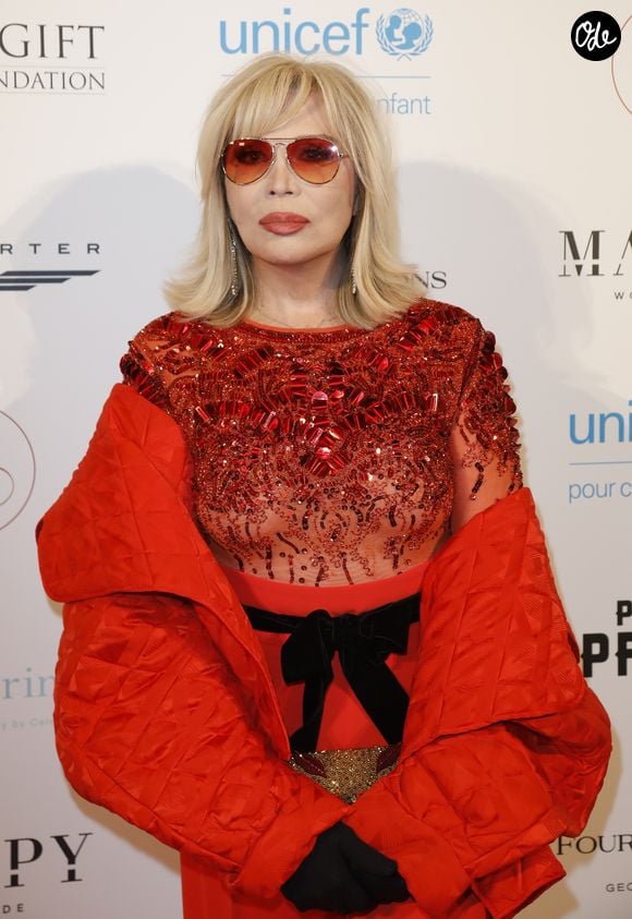 Amanda Lear au photocall de la 9ème édition du "Global Gift Gala" à l'hôtel Four Seasons George V à Paris, le 25 avril 2018.
© Marc Ausset-Lacroix/Bestimage