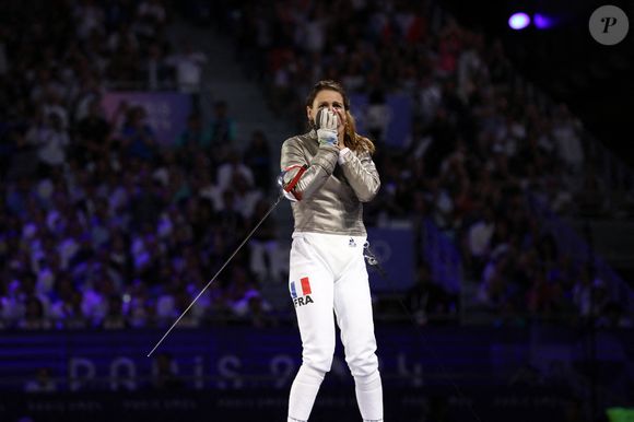 29 juillet 2024, Paris, Ile de France, France : La Française MANON APITHY-BRUNET réagit après avoir remporté la médaille d'or individuelle du fleuret féminin en battant sa coéquipière SARA BALZER aux Jeux Olympiques de Paris 2024 au Grand Palais, France (Image de crédit : © Mickael Chavet/ZUMA Press Wire).