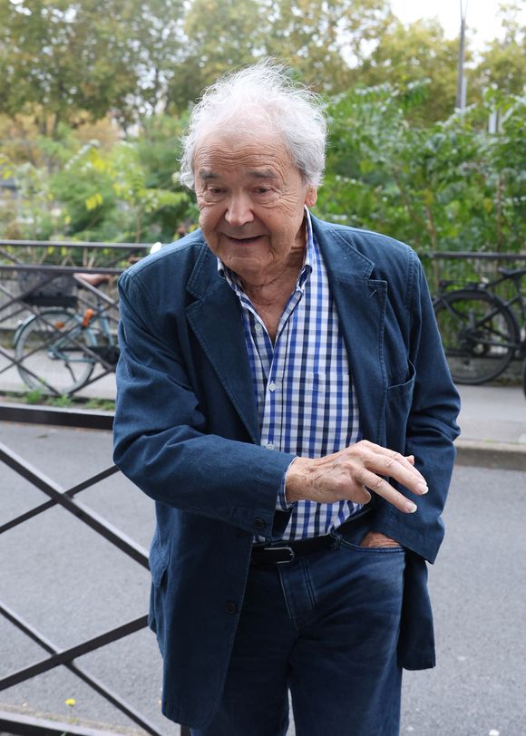 Pierre Perret - Arrivées lors de l'enregistrement de l'émission "Vivement Dimanche" (du 16 novembre) à Paris le 22 octobre 2025. © Bestimage