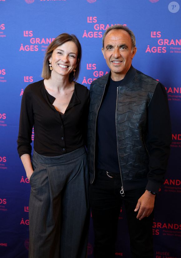 Isabelle Ithurburu et Nikos Aliagas - Vernissage de l'exposition "Les grands âges", photographies de Nikos Aliagas au musée de l'Homme à Paris le 7 avril 2026. © Dominique Jacovides/Bestimage